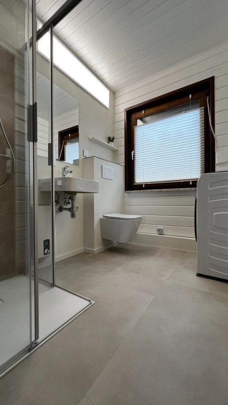 Modernes Badezimmer mit Fußbodenheizung Modernes Badezimmer mit Fußbodenheizung