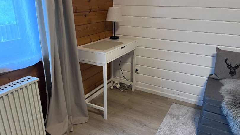 Schlafzimmer 2 mit 2 Arbeitsecken und 2 Monitoren Schlafzimmer 2