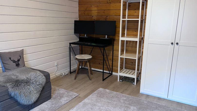 Schlafzimmer 2 mit 2 Arbeitsecken und 2 Monitoren Schlafzimmer 2
