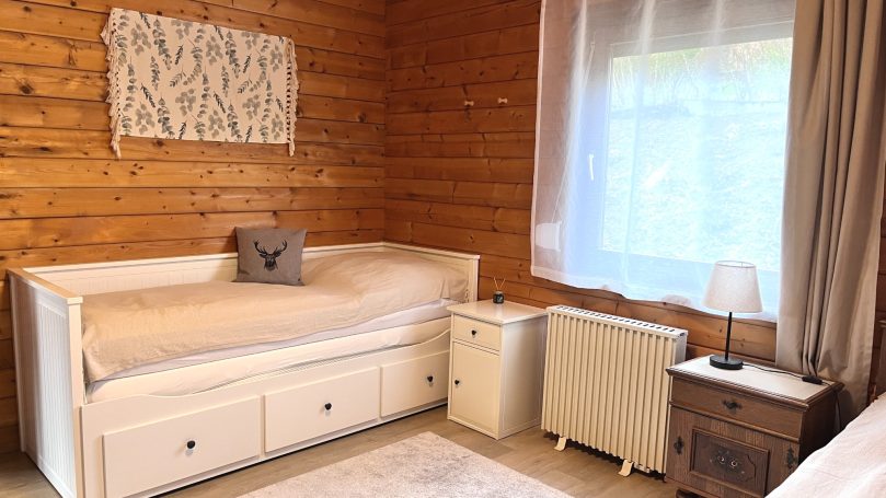 Schlafzimmer 2 mit 2 Arbeitsecken und 2 Monitoren Schlafzimmer 2
